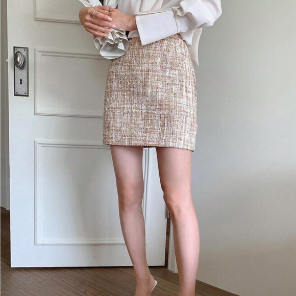 Tweed textured Pattern relaxed fit mini skirt - pink, white, cream, ivory tones - Picture 4 of 4